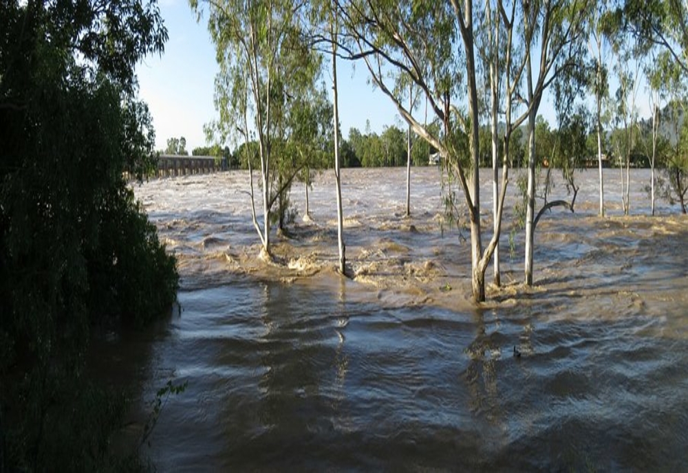 Inundaţii în localitatea prahoveană Vărbilău, în urma ploii torenţiale. Un drum judeţean este blocat