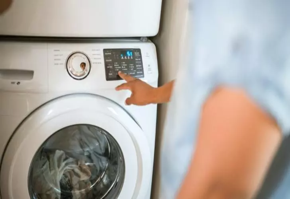 Motivul pentru care trebuie să pui o pungă de plastic, în mașina de spălat, când speli rufe. Vei rămâne uimit