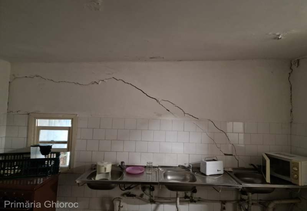 Arad: Sute de case au fost avariate de cutremur la Ghioroc, în cinci au căzut tavane sau pereţi