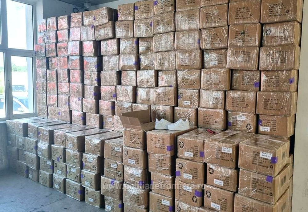 Mii de bunuri contrafăcute, descoperite de polițiști în PTF Giurgiu