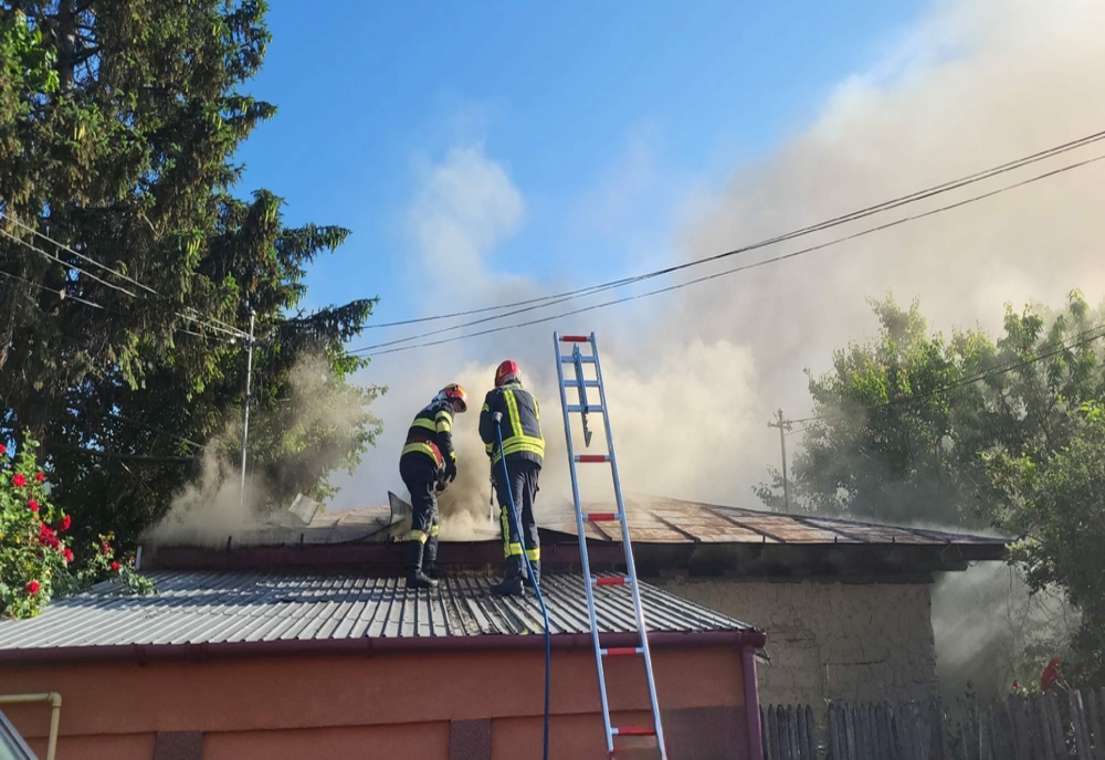 Incendiu violent cu degajări mari de fum la două locuinţe din Giurgiu