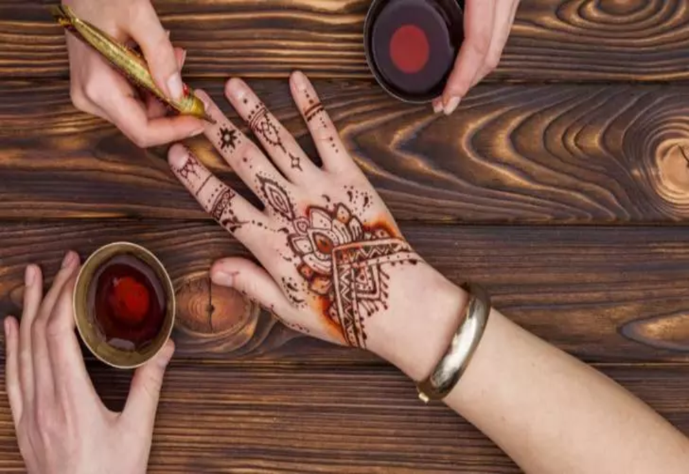 Tatuajele cu henna, senzația verii. Care sunt beneficiile acestui tatuaj temporar față de cel permanent