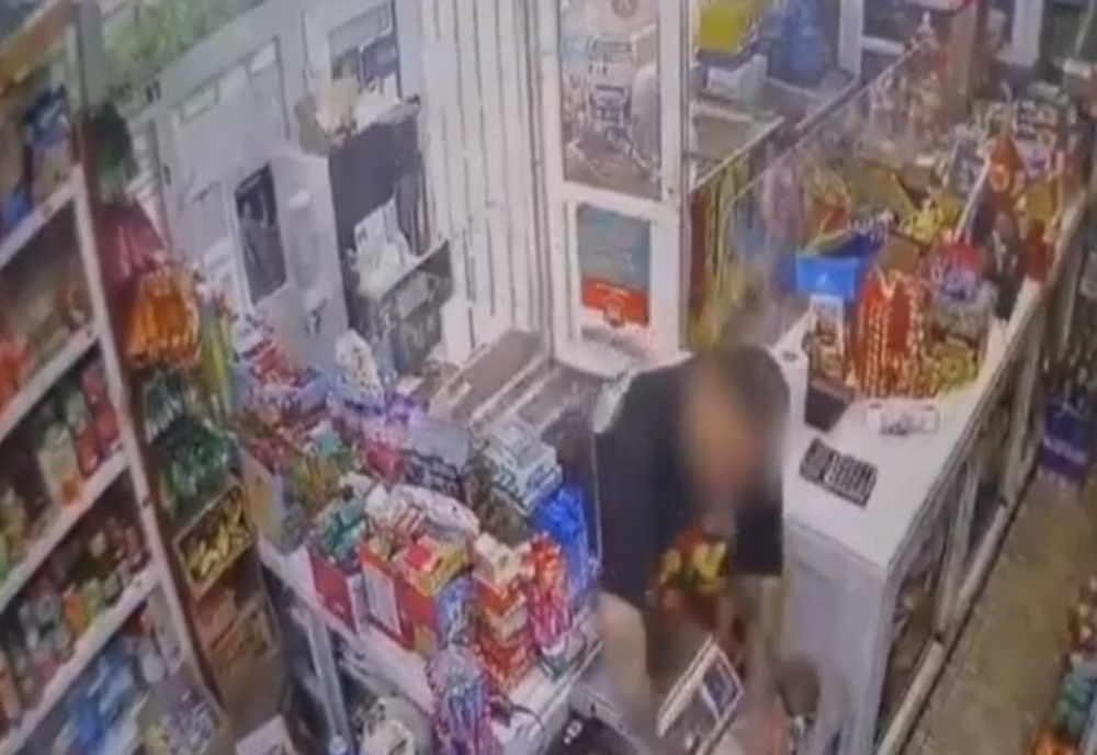 VIDEO  A pierdut la păcănele banii furați din magazin
