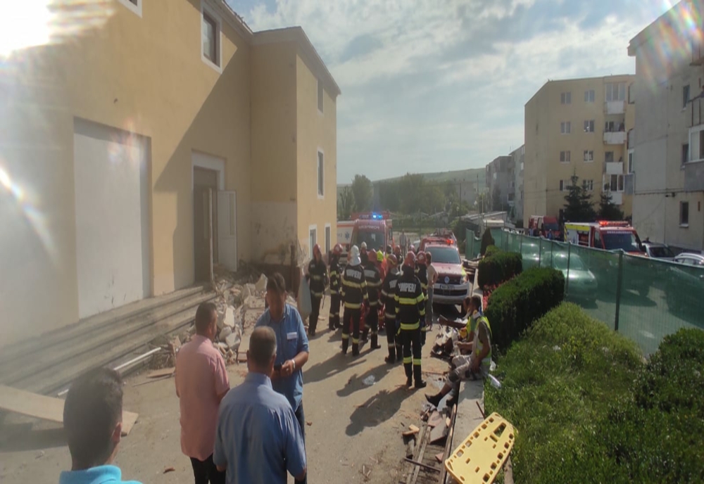Tavan prăbuşit peste 4 muncitori într-o localitate din Cluj: Doi dintre ei sunt în stare gravă (VIDEO)