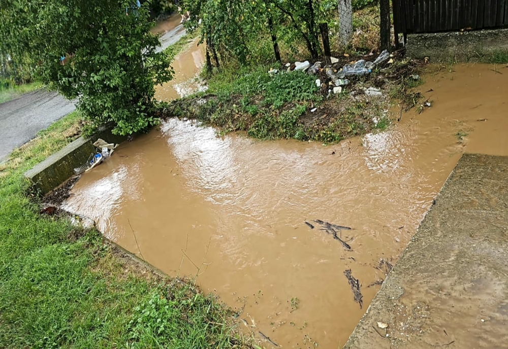 Inundații în judeţul Giurgiu. Apa a intrat în mai multe curţi şi a afectat o stradă întreagă