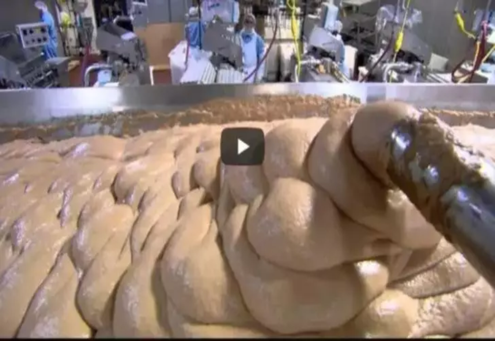 VIDEO – Din ce sunt făcuți crenvurștii. Imagini scăpate dintr-o fabrică s-au viralizat pe internet – Mai mănânci așa ceva?