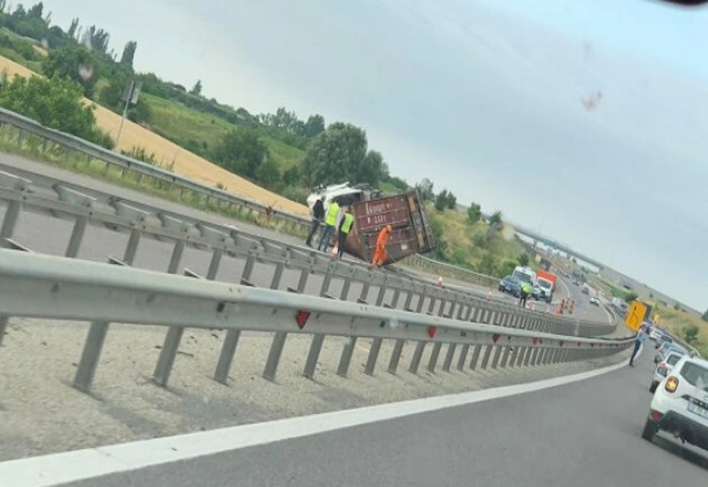 Accident pe Autostrada A3, București – Ploiești. Un TIR s-a răsturnat din cauza unor defecţiuni