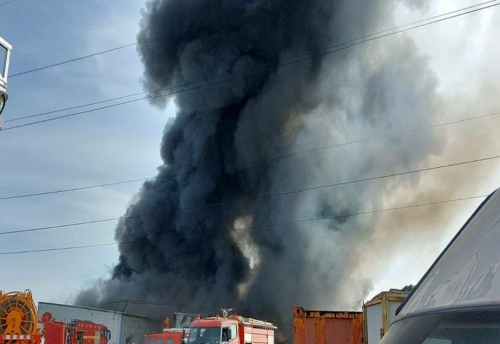 Incendiu la o stivă de deşeuri din sudul Bucureştiului