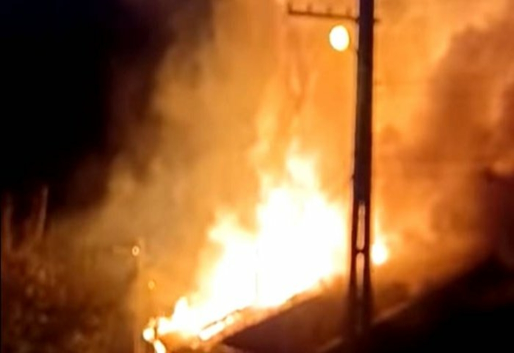 Incendiu de proporţii la o hală industrială din municipiul Câmpina