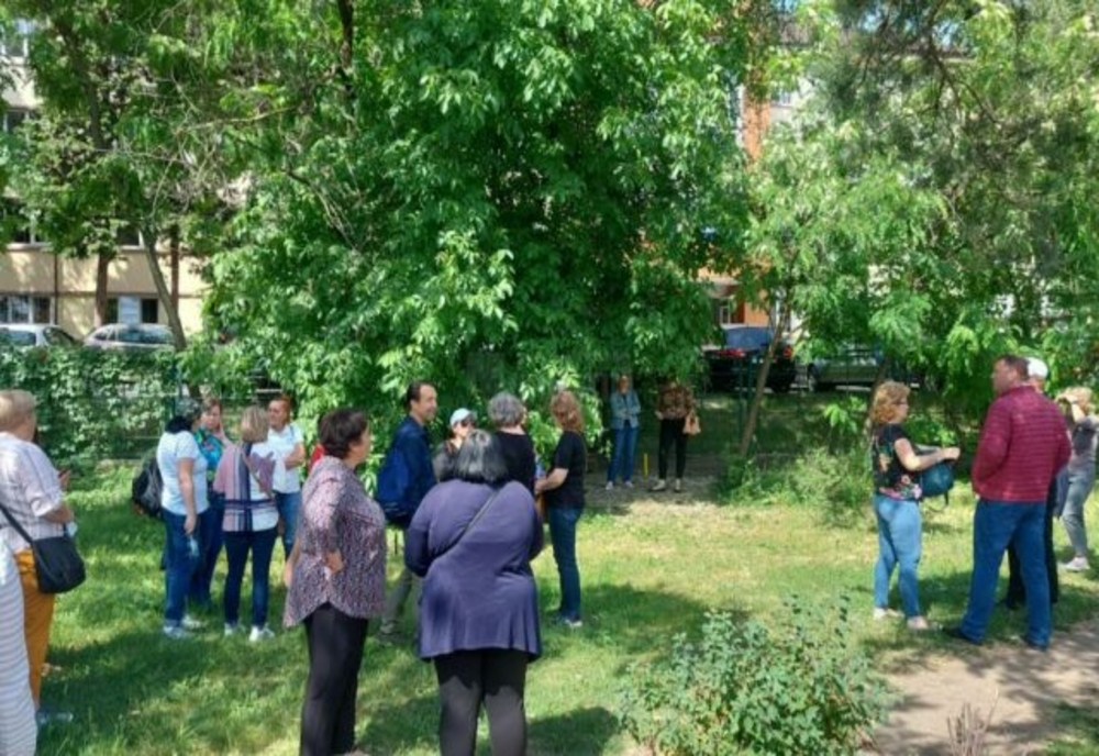 Protestul profesorilor de la Suceava s-a desfășurat în… boscheți