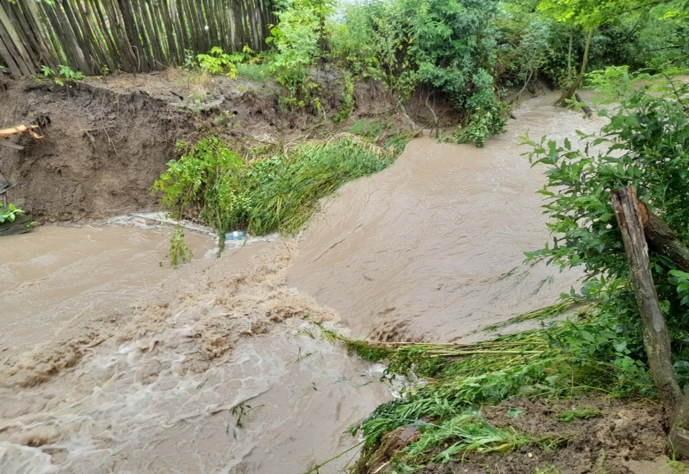 Inundații astăzi în satul Podu Grosului. Județul Mehedinți se află sub incidența codului roșu ce vizează averse torențiale abundente