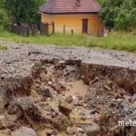 Ploile au făcut prăpăd în țară – Imagini teribile, drumuri inundate, case în pericol să se prăbușească