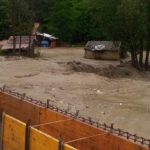 VIDEO Mai multe localități din județul Buzău au fost afectate de ploile torențiale. Drumuri, poduri și zeci de gospodării au fost inundate