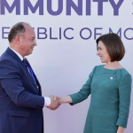 Maia Sandu l-a decorat pe fostul ministru de externe Bogdan Aurescu cu ”Ordinul de Onoare”
