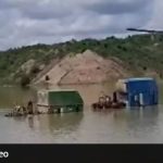 Condiții ca-n Evul Mediu pentru minerii de la CE Oltenia. Când plouă, stau în nămol până la brâu și sunt plimbați cu barca – VIDEO