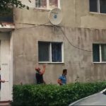 Tentativă de SINUCIDERE la Dej. Un tânăr s-a ARUNCAT de la etajul 3 – Rudele și vecinii sunt ȘOCAȚI