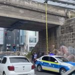 Un bărbat s-a aruncat în gol de pe un pasaj din Timișoara. A căzut pe o mașină aflată în mers