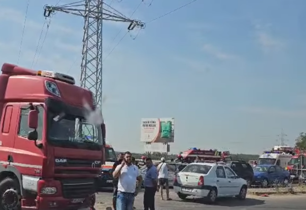 Coliziune violentă între patru autoturisme și un camion, în Dâmbovița! Mai multe victime, transportate la spital