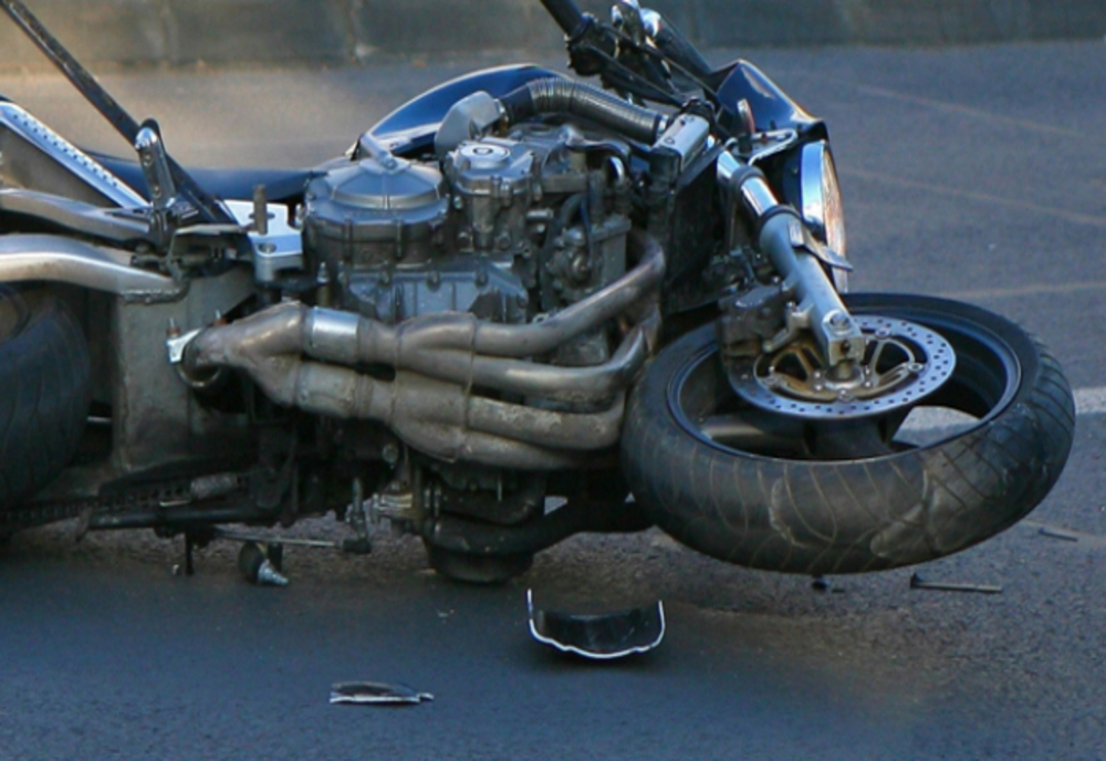 Accident mortal în Dâmbovița! Un motociclist în vârstă de 20 de ani și-a pierdut viața după ce s-a izbit de o glisieră metalică