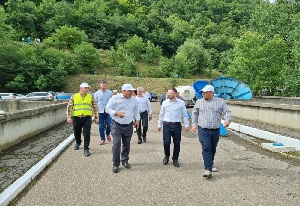VIDEO Ministrul Mircea Fechet a efectuat o vizită de lucru la barajul Poiana Uzului pentru a se asigura că lucrările sunt în grafic
