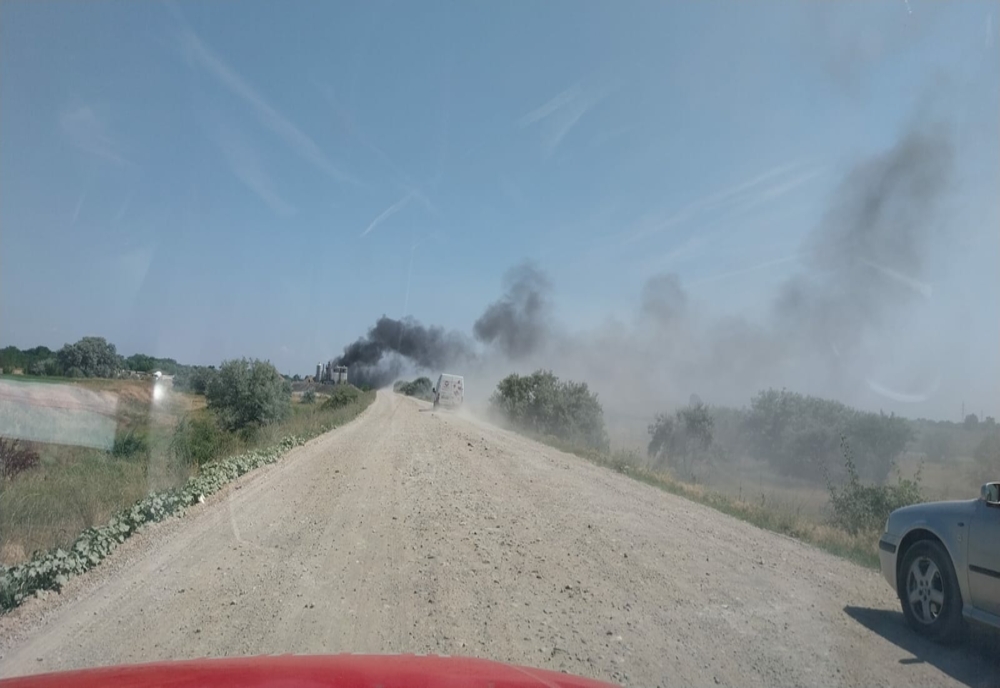 Incendiu la o stație de asfalt din comuna Sapoca, județul Buzău