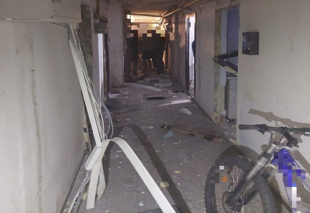 EXPLOZIE într-un bloc din Zărneşti! 21 de locuințe afectate, 4 victime!