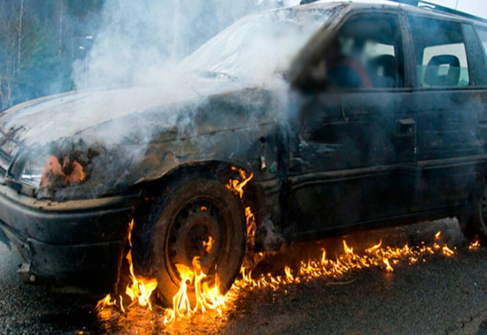 Mașină distrusă de flăcări în Dâmbovița! S-a intervenit cu 2 autospeciale de stingere