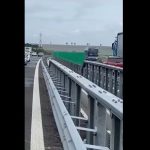 Autocar plin cu pasageri, surprins în timp ce mergea cu spatele pe banda de urgență a A1! Ce măsuri a luat Poliția – VIDEO