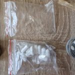 Percheziții la persoane bănuite de trafic de droguri de mare risc. 42 de suspecți duşi la audieri