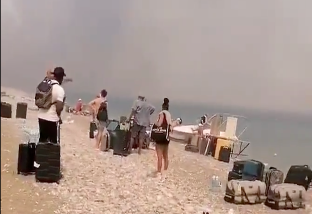 Turiștii evacuați din Rhodos din cauza incendiilor vor primi un sejur gratuit anul viitor