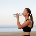 Apă rece sau la temperatura camerei? Ce este bine să bei pe caniculă