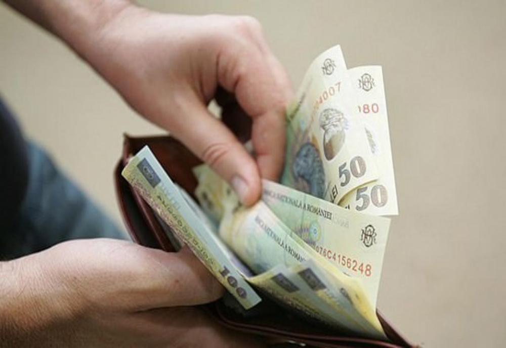 Românii au cheltuieli mai mari decât veniturile. Pe ce dau oamenii banii lunar?