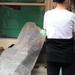 VIDEO – Om al străzii mort în Piața Sfatului. Cadavrul a stat ore întregi, la soare, printre turiști și terase
