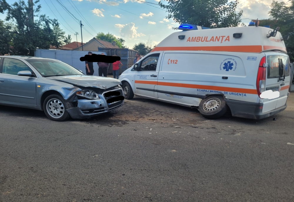 O ambulanță implicată într-un accident pe DJ203K, în localitatea Matești, din județul Buzău