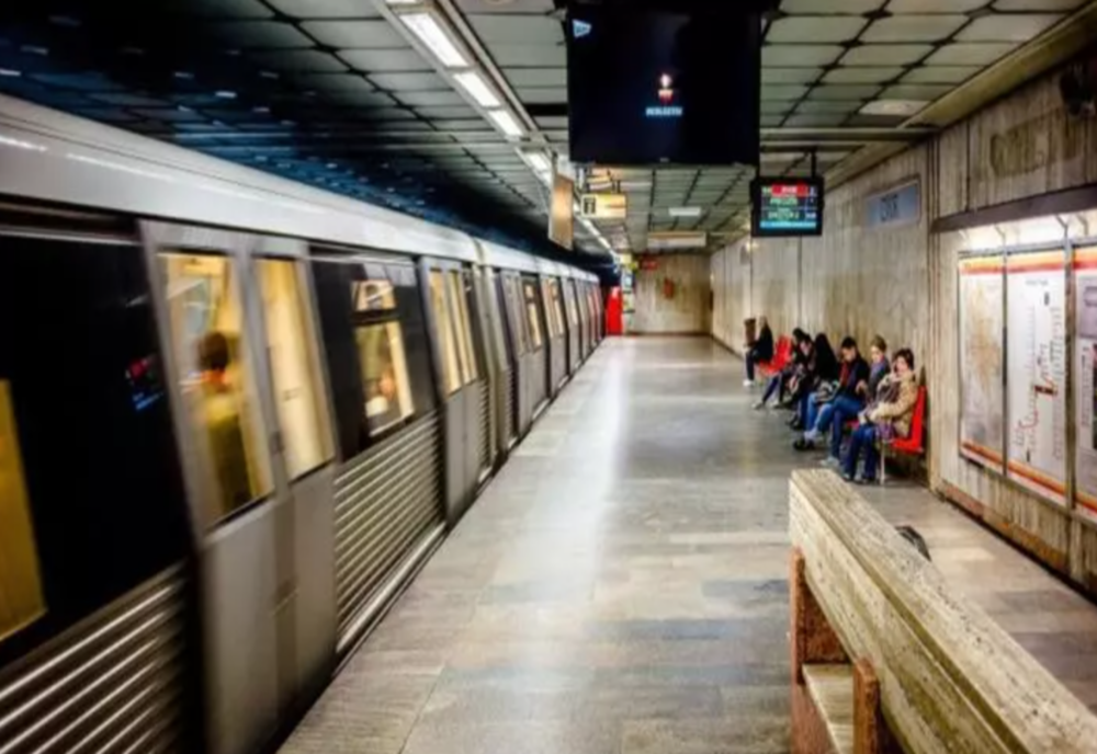 Un tren a rămas blocat între stațiile de metrou – Călătorii au fost evacuați de urgență