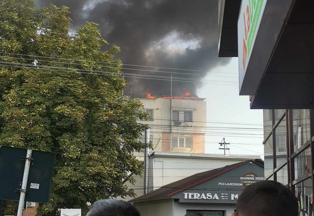 Incendiu puternic la acoperișul unui bloc din Huși