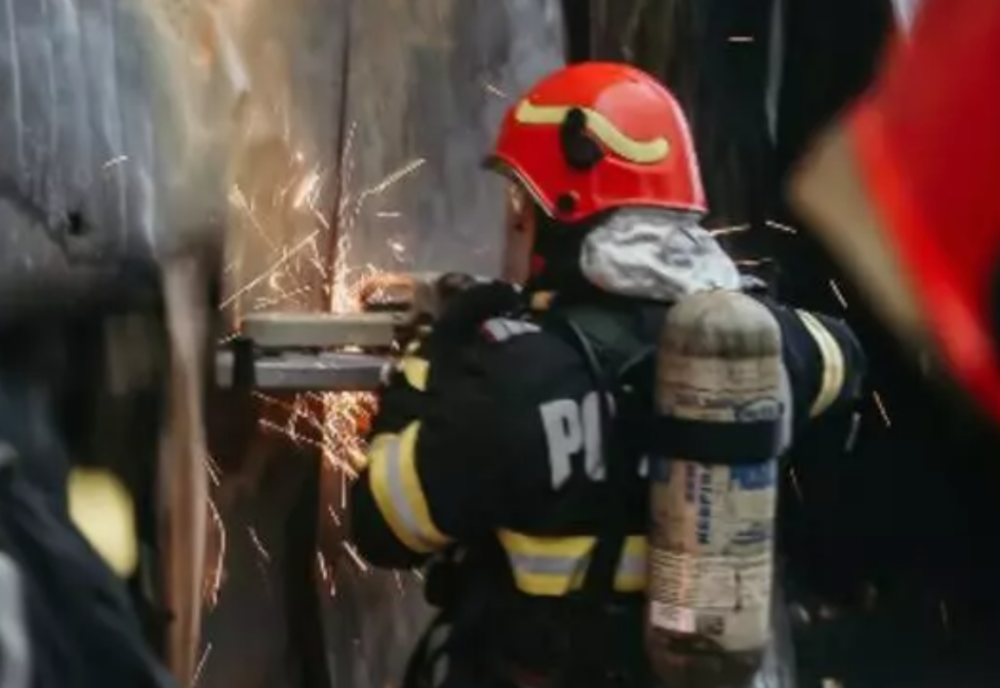 Incendiu într-un apartament din Târgovişte. Locatarii, evacuaţi de urgență