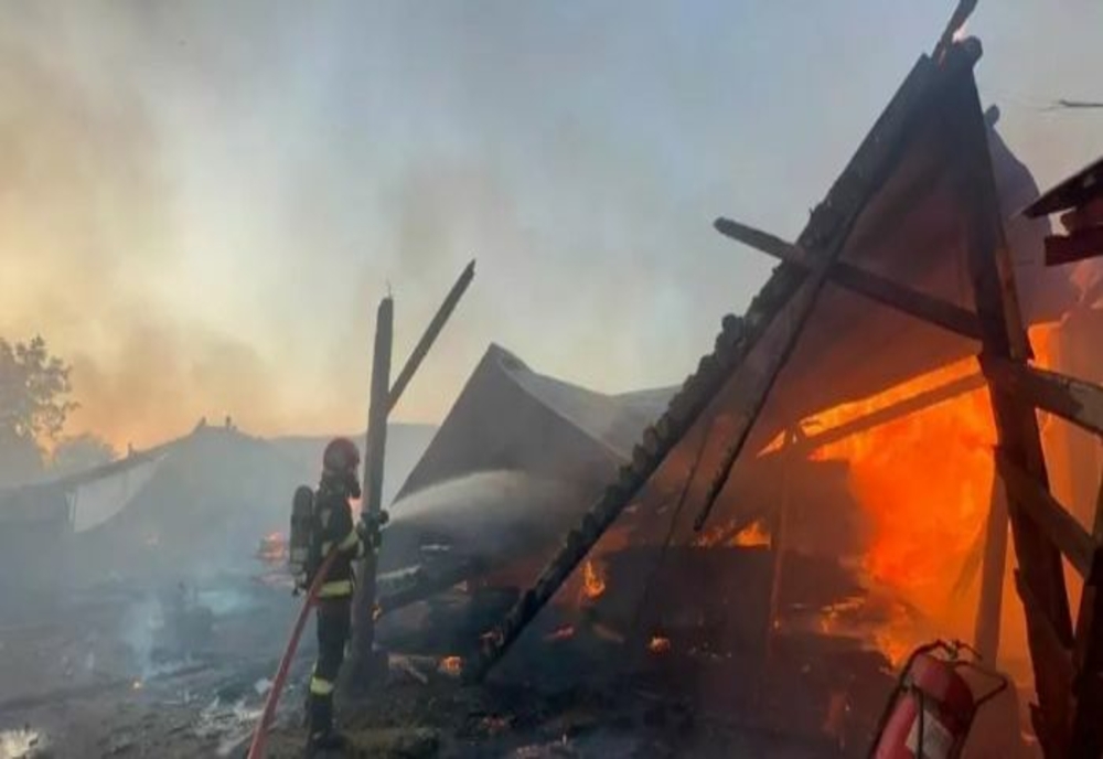 Incendiu uriaș la un depozit de carburant și material lemnos, în Mureș – O persoană A MURIT, alte 3 sunt în stare gravă