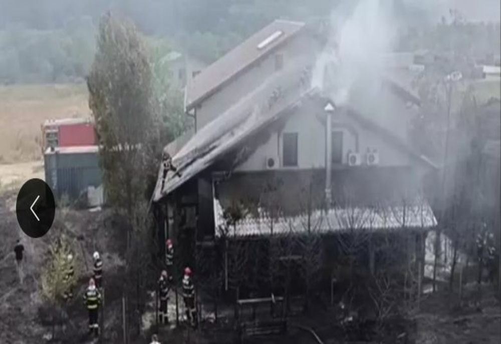 Incendiu de proporții lângă Pădurea Băneasa. Intervenție masivă a pompierilor, o casă afectată – FOTO/VIDEO