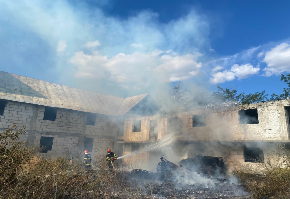 Incendiu la o mănăstire din Giurgiu. Flăcările au cuprins chiliile călugărilor