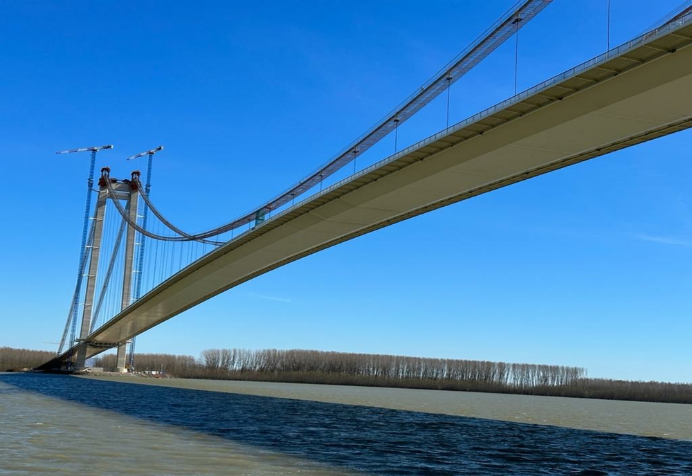 Nici o lună nu a trecut de la inaugurarea cu fast a celui mai mare pod suspendat din România, că au și apărut denivelările în asfalt