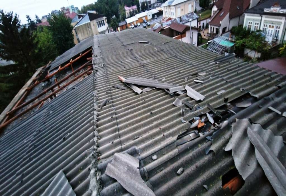 Acoperișuri zburate, mașini avariate și o persoană rănită- bilanțul furtunii în Neamț