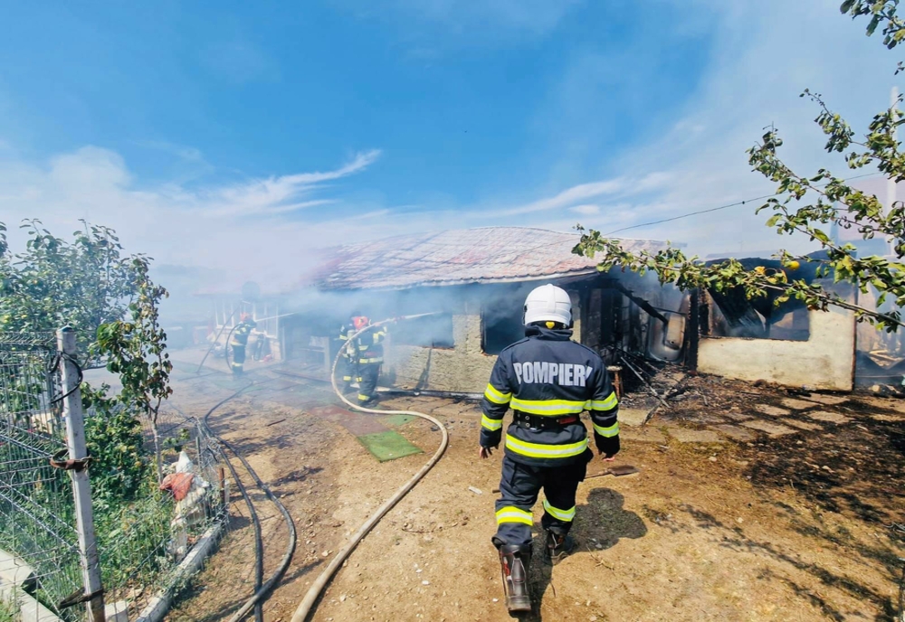 Două case din Comana au ars din cauza unui scurtcircuit