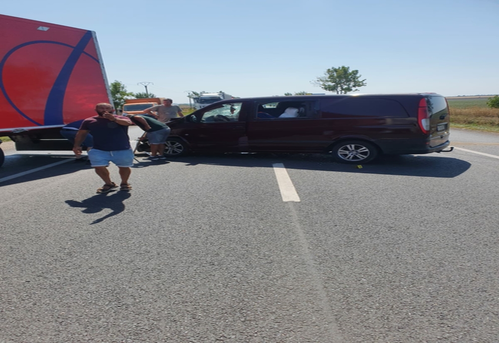 Șoferița unei autoutilitare rănită în urma impactului cu un camion de mare tonaj