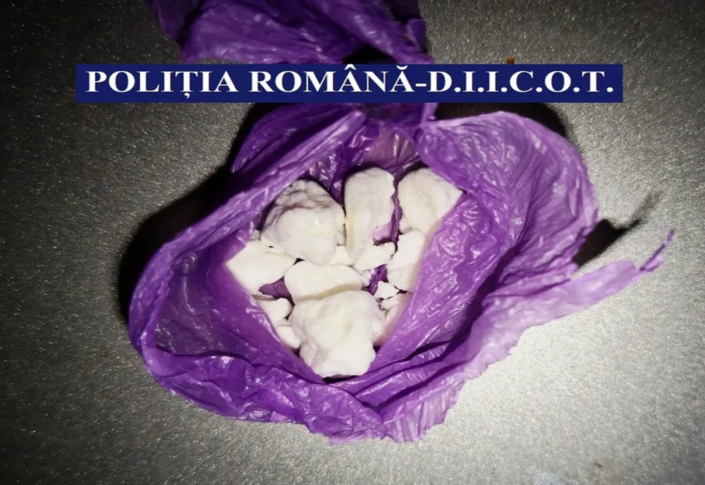 Geantă cu droguri, găsită de copii într-o șură din Suceava. Cine era capul rețelei de traficanți