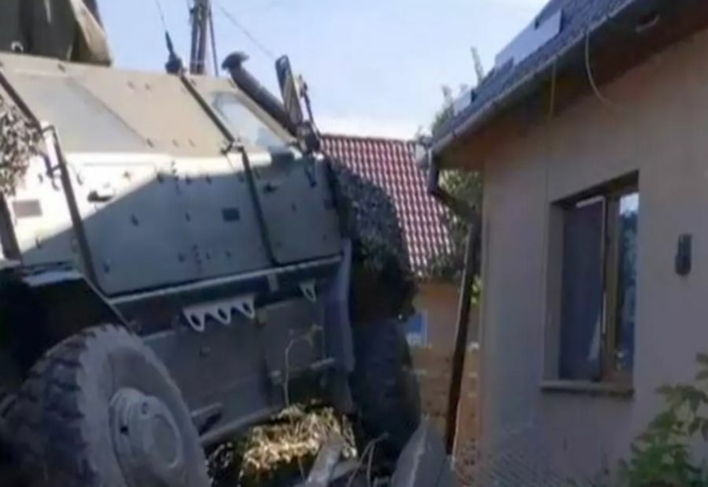 Un blindat NATO a rupt gardul unei case din Covasna și a ajuns în curte