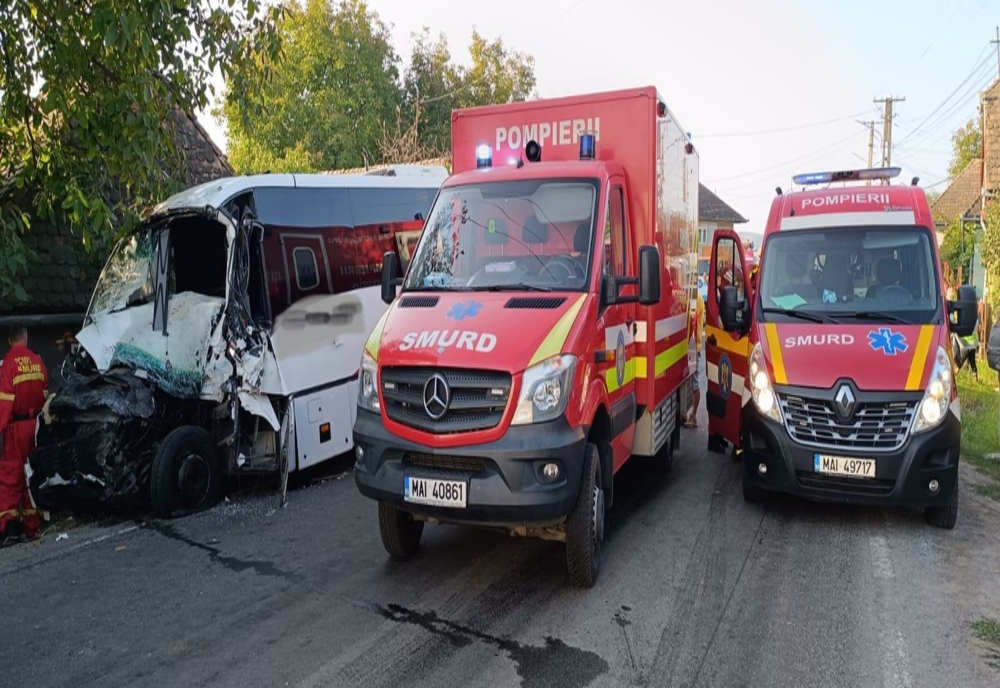 Accident grav în Mureș, în urma unei coliziuni între un autocamion și un microbuz de pasageri! O persoană a murit, iar alte 12 sunt rănite