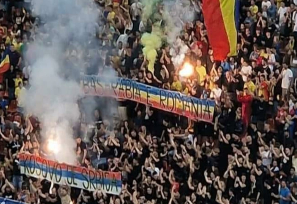 Meciul România-Kosovo, întrerupt o oră. O grupare a fanilor români a afișat mesajul „Kosovo este Serbia”