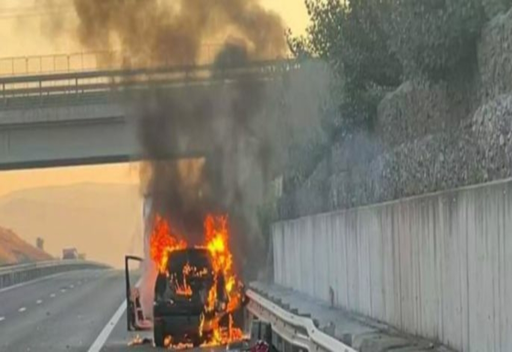 O mașină a ars ca o torță pe A1, între Deva şi Sibiu! Șoferul s-a salvat în ultima clipă – Imagini șocante