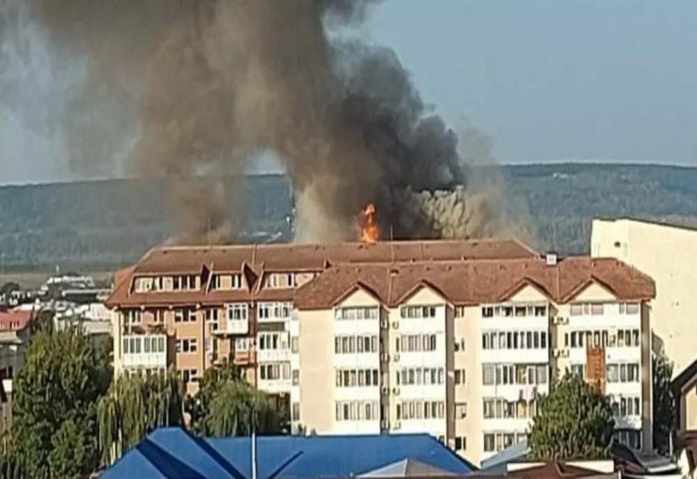 Incendiu puternic, în Craiova: ard două blocuri de locuințe – VIDEO